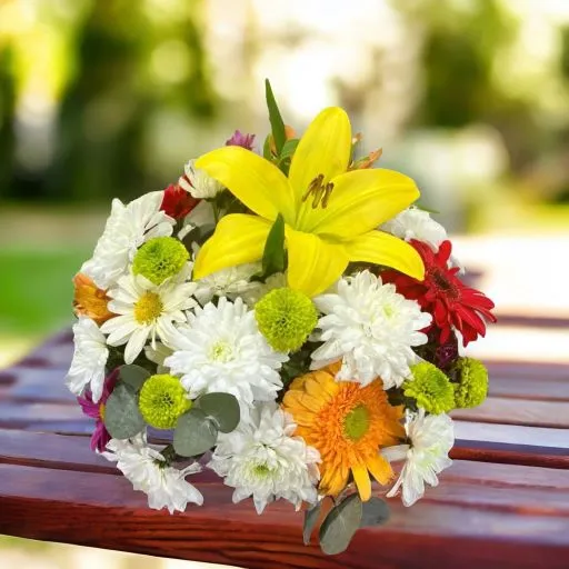 Centro de mesa con flores lirio liliums con flores de estacion 